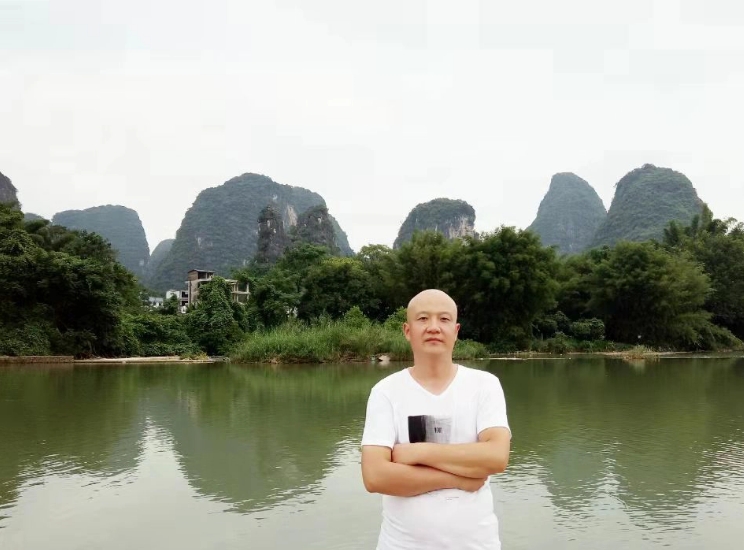 杨   阳