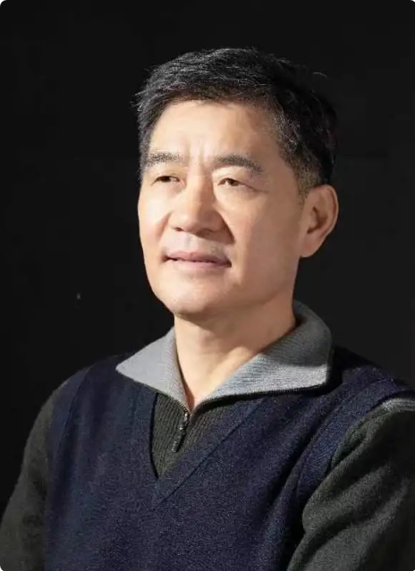肖  军