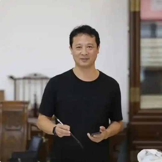 张 华