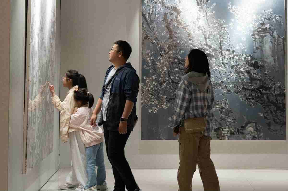 观众参观迁想妙得展览2